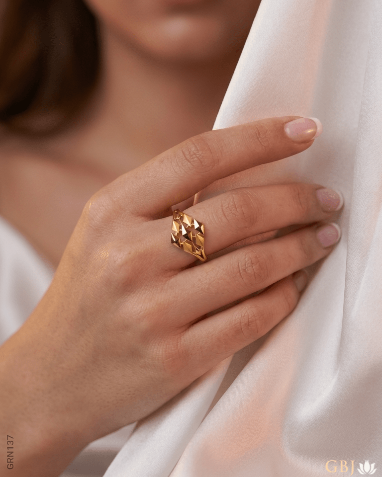 18K Yellow Gold Diamond-shaped Crown Ring - GEHNABOX