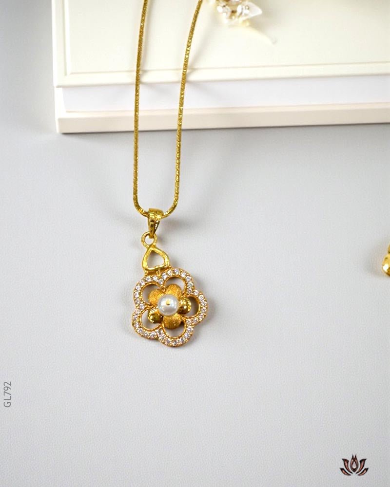 22K Yellow Gold Elegant Swarovski Locket - GEHNABOX