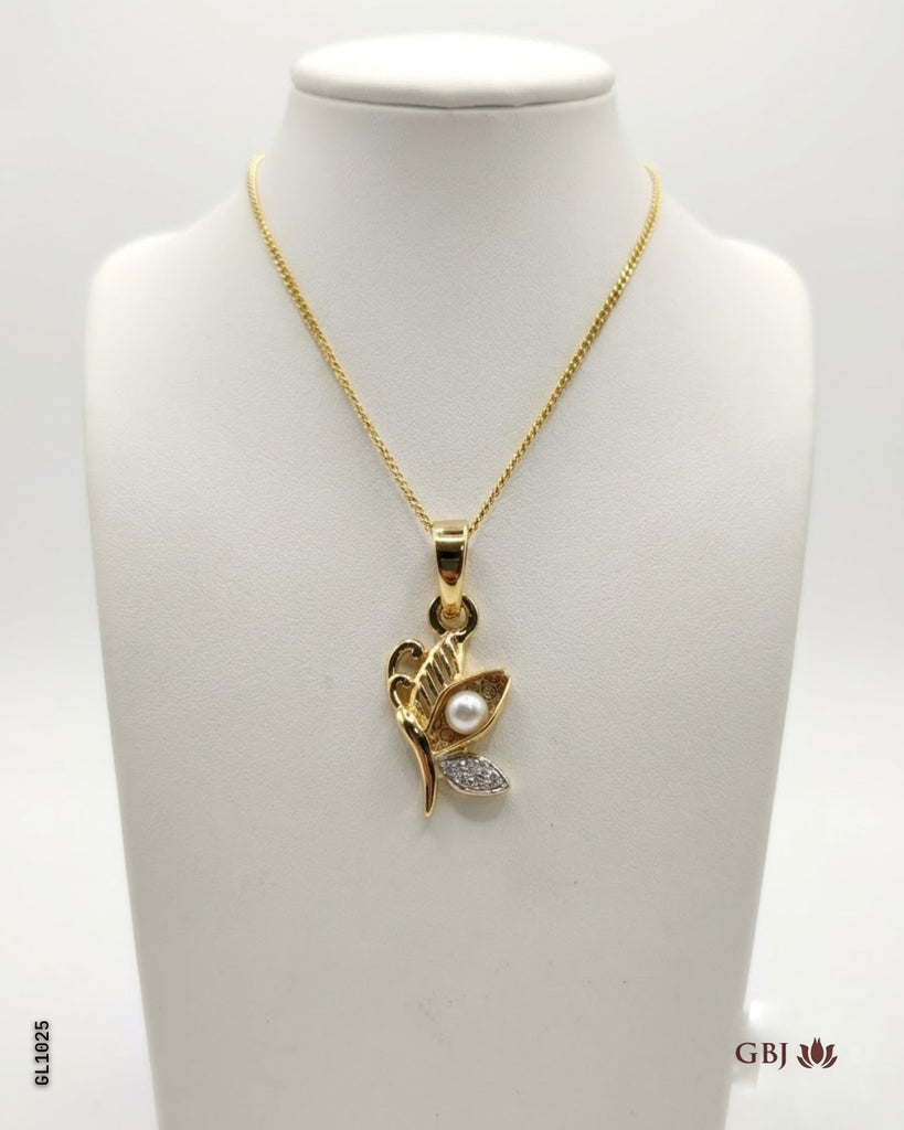 18K Yellow Gold Butterfly Pearl Locket