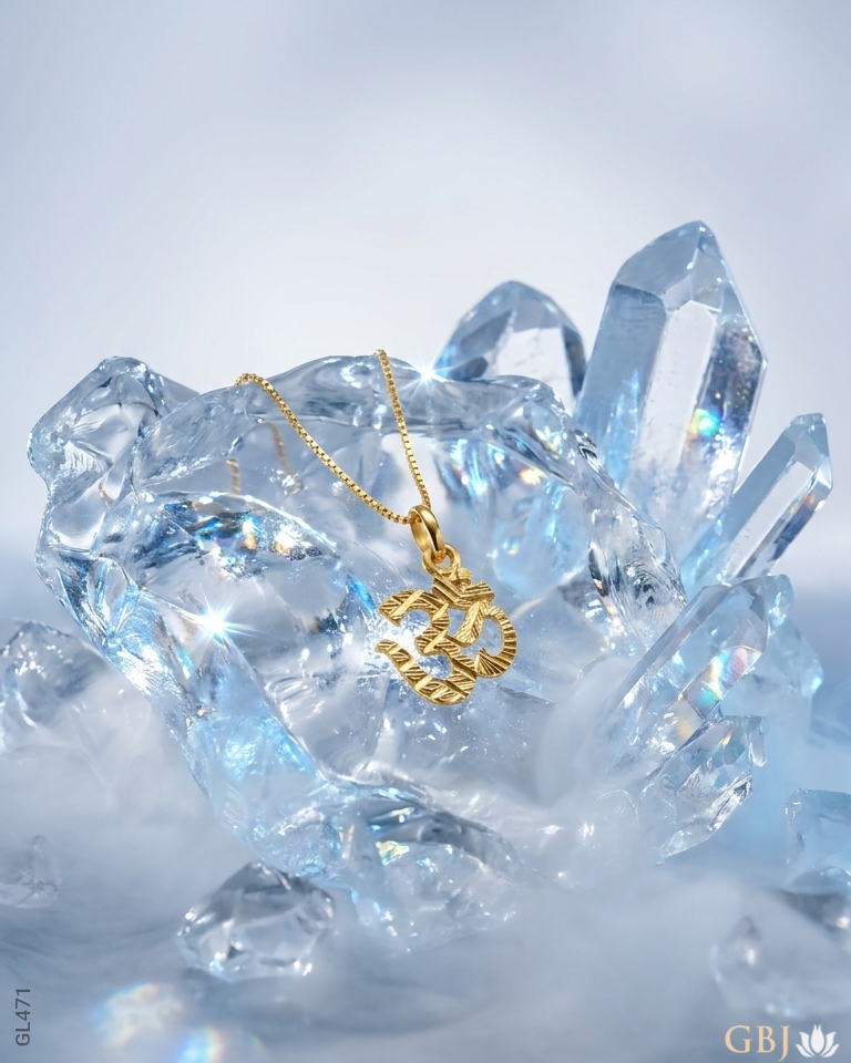 18K Yellow Gold Elegant Om Locket