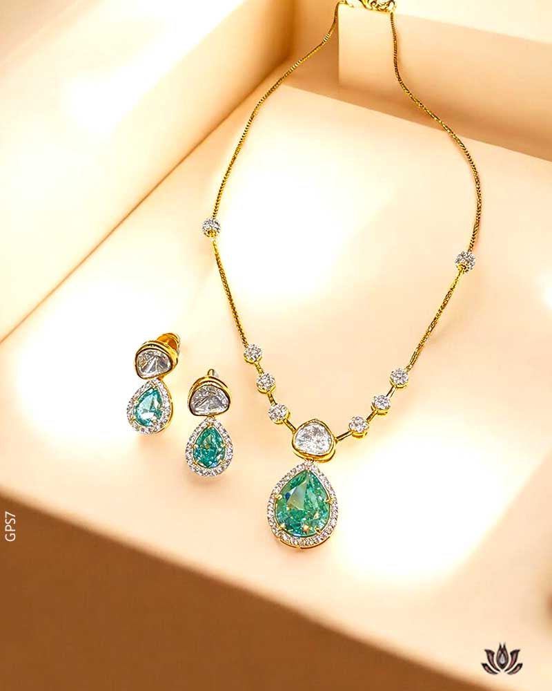 18K  Yellow Gold Green Gemstone Pendant Set