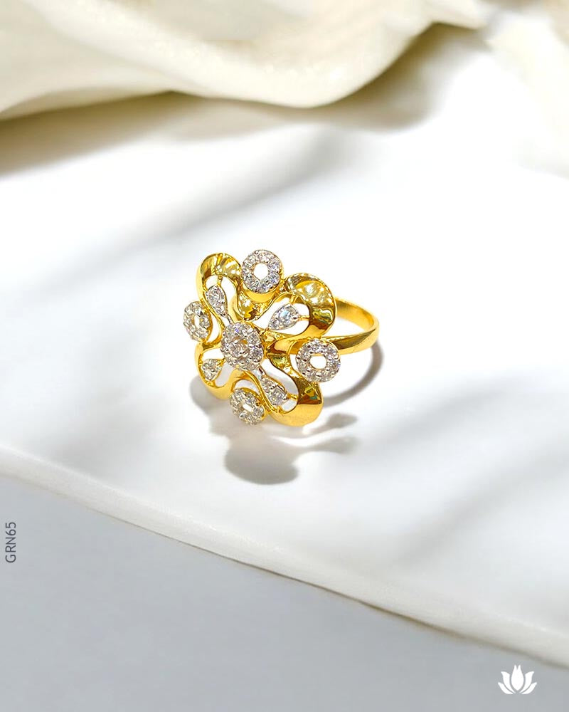 18K Yellow Gold Dazzling  Design Ring
